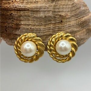 Vintage Gold and Pearl 80s clip-on Earrings